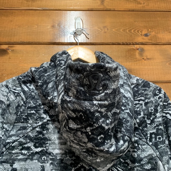 Lululemon Masked Lace Black Scuba Hoodie *Light Cotton Fleec - Picture 5 of 7